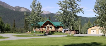 Scenic Luxury Lodge with 360° Mountain Views & Creekside Sauna Near Log Cabin Creek, Tok Alaska