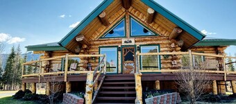 Scenic Luxury Lodge with 360° Mountain Views & Creekside Sauna Near Log Cabin Creek, Tok Alaska