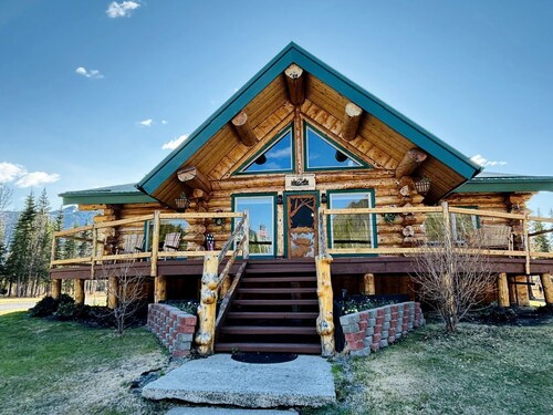 Scenic Luxury Lodge with 360° Mountain Views & Creekside Sauna Near Log Cabin Creek, Tok Alaska
