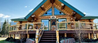 Scenic Luxury Lodge with 360° Mountain Views & Creekside Sauna Near Log Cabin Creek, Tok Alaska