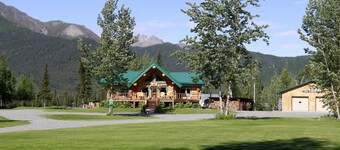 Scenic Luxury Lodge with 360° Mountain Views & Creekside Sauna Near Log Cabin Creek, Tok Alaska