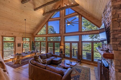 Lux 3600 Sq Ft Cabin, Game Rooms, Hot Tub, Long-Range Views!