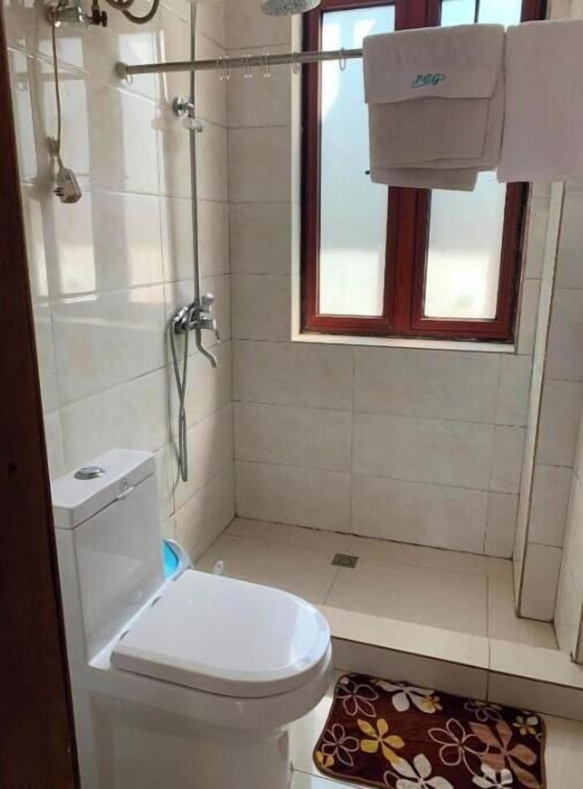 Douche, bidet, serviettes fournies, savon