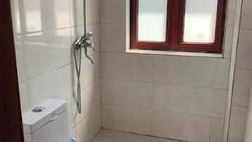 Douche, bidet, serviettes fournies, savon