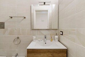 Shower, hair dryer, towels - 2-Bedroom Apartment in Marzamemi (Marzamemi)