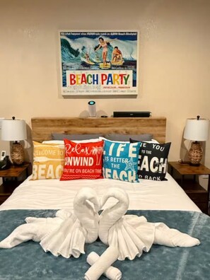 Room - Tropical Beach Spa Studio, Jacuzzi, Kitchen, WiFi (Sparks)