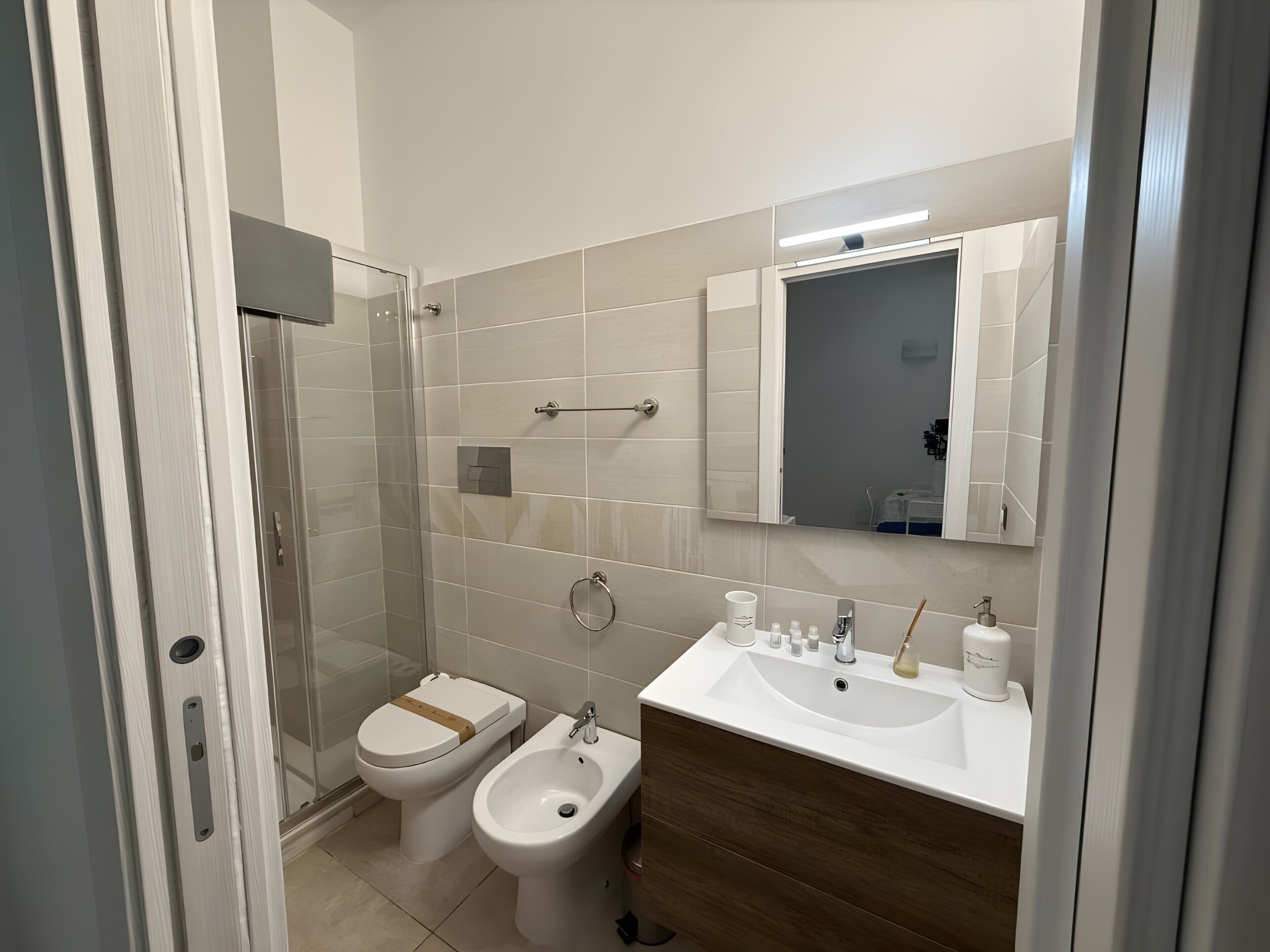Dusche, Haartrockner, Handtücher