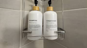Dusche, Haartrockner, Handtücher
