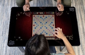 Eine Person spielt ein Spiel an einem großen, markierten Spieltisch.