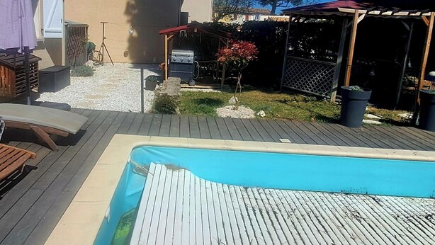 A wooden deck with two lounge chairs, a small pool, and a barbecue grill. - Cozy house with a garden and pool in Carpentras (Carpentras)