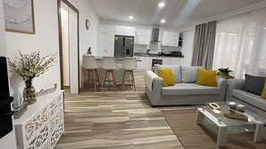 Una sala de estar moderna con un sofá, una mesa de centro y un comedor.