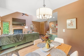 Dining - Fairway Escape, Fire Pit, Pool, Golf & King Suite (Galena)