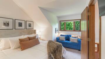 Een bureau, een strijkplank/strijkijzer, gratis wifi, beddengoed