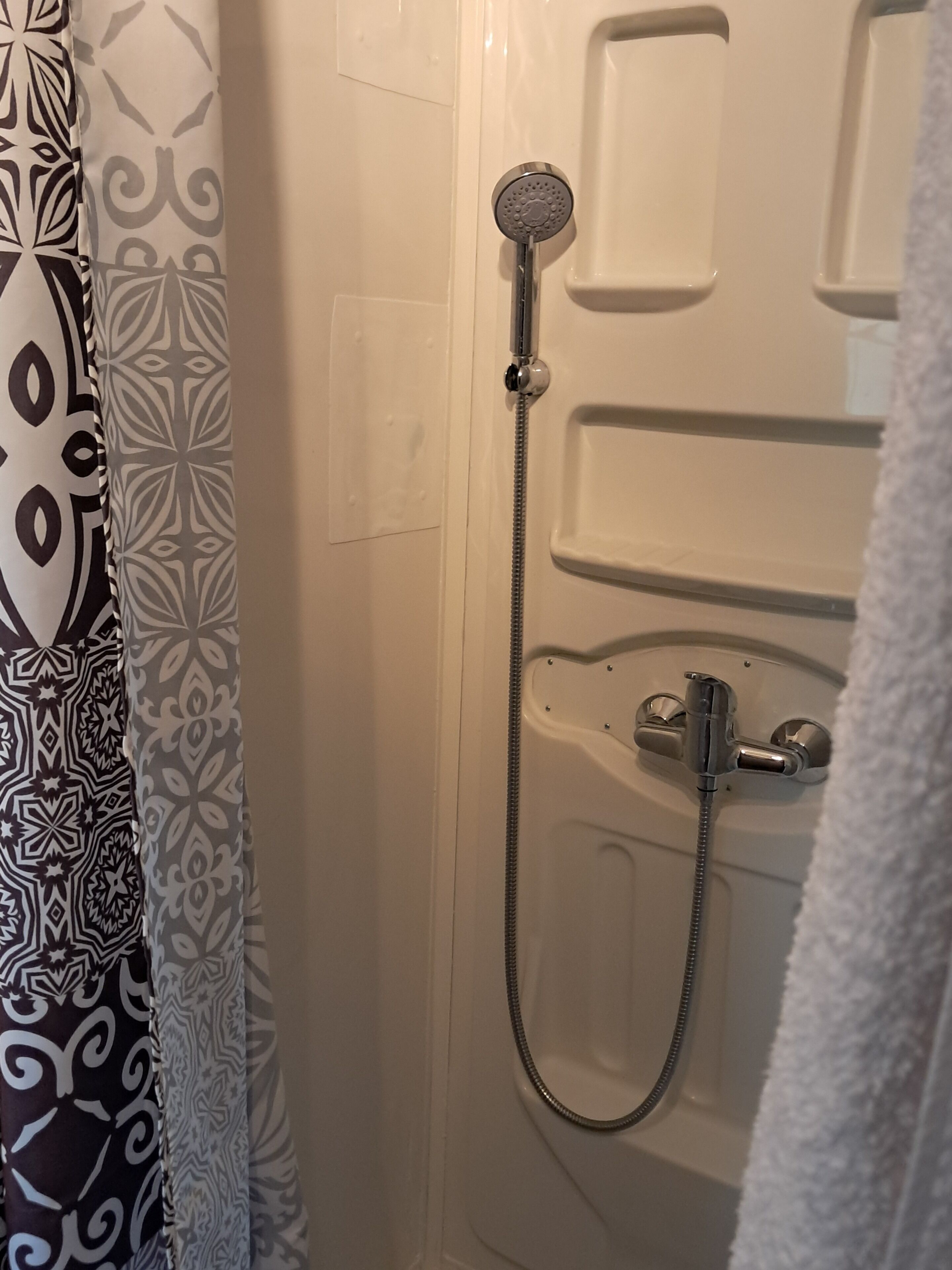 Douche, serviettes fournies, papier toilette