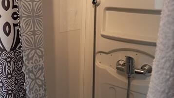 Douche, serviettes fournies, papier toilette