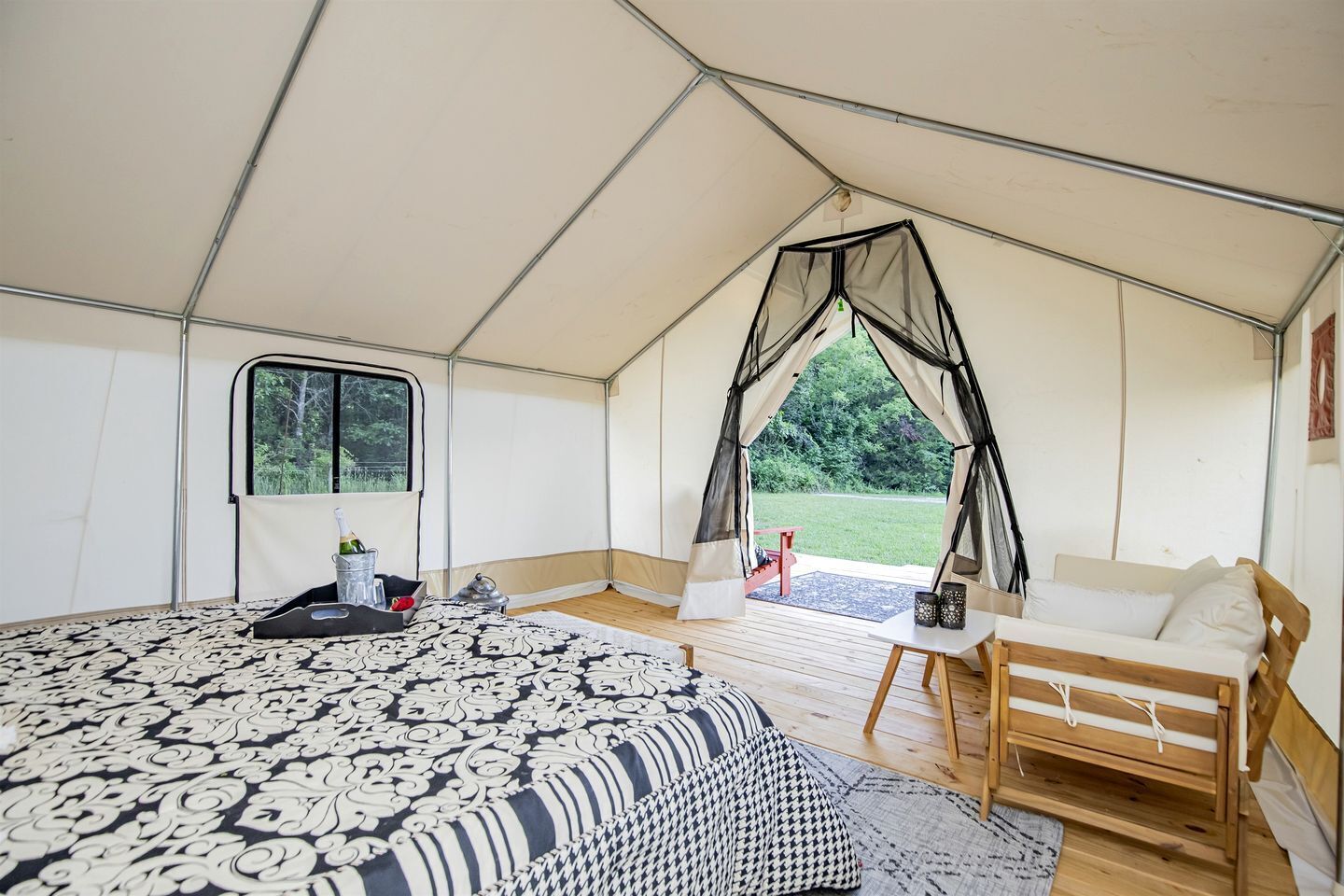 1 habitación, escritorio, tabla de planchar con plancha y wifi 