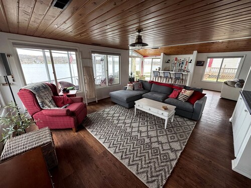 Cozy Lakefront Cabin with Pontoon and Paddleboards Near Fremont, Indiana