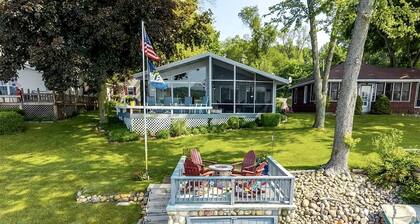 Cozy Lakefront Cabin with Pontoon and Paddleboards Near Fremont, Indiana