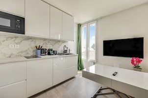Cafetera/tetera, refrigerador, microondas, placa de cocina