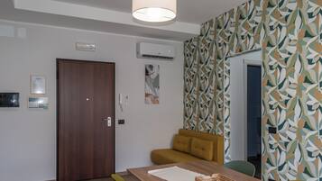 Apartment, 2 Bedrooms, Balcony, City View | Dining
