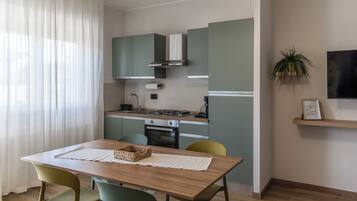 Apartment, 2 Bedrooms, Balcony, City View | Dapur peribadi | Peti sejuk/penyejuk beku saiz penuh, ketuhar, dapur