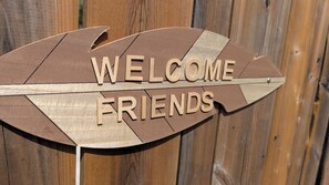 Ein hölzernes Schild mit der Aufschrift 'WELCOME FRIENDS'.
