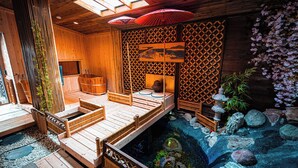 Um quarto tradicional japonês com piso de tatame, deck de madeira, lago com carpas e um painel shoji.