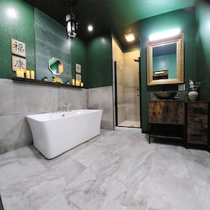 Hair dryer, towels, soap, toilet paper - Asian Zen: Jacuzzi, Kitchenette, Near Victoria Sq (Sparks)