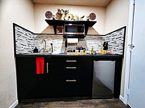 Private kitchen - Asian Zen: Jacuzzi, Kitchenette, Near Victoria Sq (Sparks)