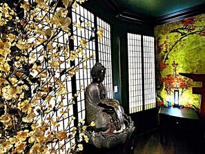 Interior detail - Asian Zen: Jacuzzi, Kitchenette, Near Victoria Sq (Sparks)