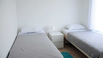 1 Schlafzimmer, Reisekinderbett, Bettwäsche