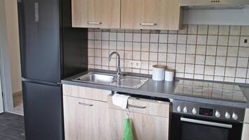 Coffee/tea maker, fridge, oven, stovetop