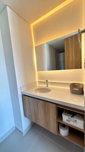Dusche, Haartrockner, Handtücher, Seife