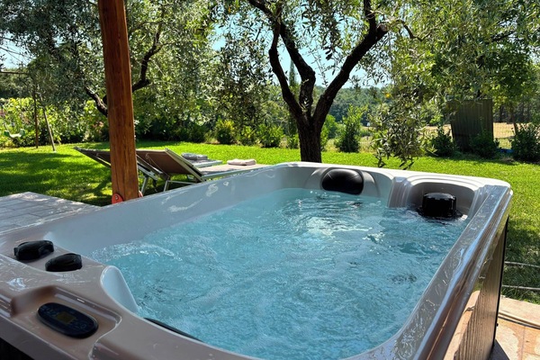 Outdoor spa tub