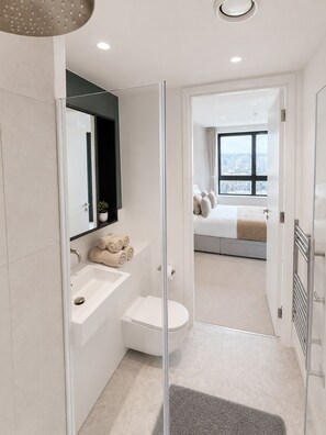 A modern bathroom with a shower, sink, and toilet. - Modern Greenwich flat with Balcony near The O2 & Canary Wharf (London)