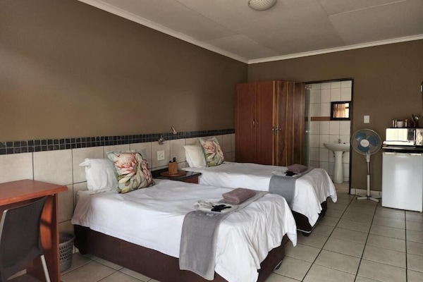 Standard Twin Room | Iron/ironing board (on request), WiFi (free)