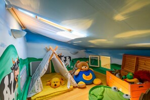 A child's playroom with a tent, stuffed animals, and a framed picture on the wall. - Les Clés des Garrigues - Maison climatisée (Fournes)