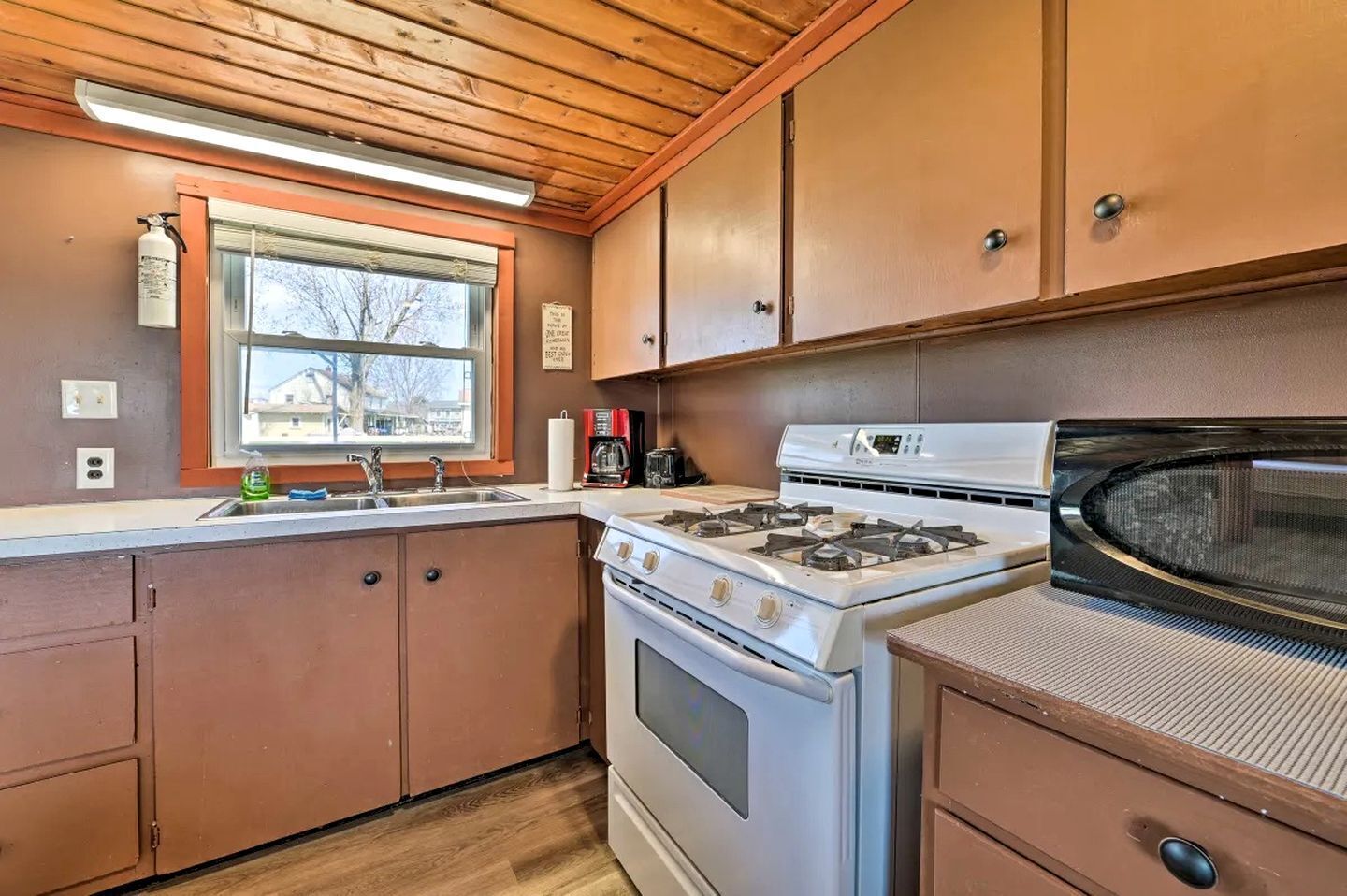 Coffee/tea maker, fridge, oven, stovetop