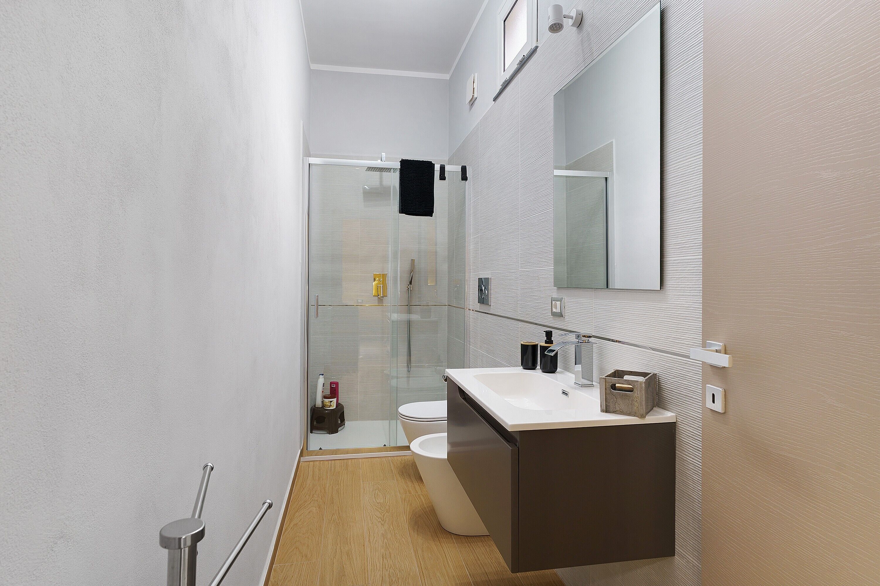 Shower, hair dryer, towels