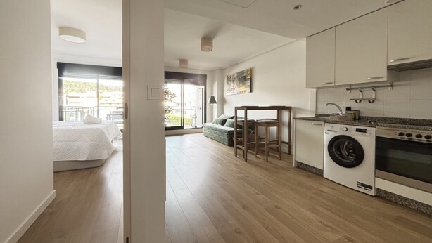 A modern apartment with a kitchen, a dining area, and a living room. - Desconectaengalicia Mar de Silgar 2, 600 m from Silgar Beach (Pontevedra)
