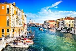 A canal with boats docked, historic buildings, and a prominent dome in the background. - Refined Venice Lido Retreat with Terrace, Garden & Steps to the Beach (Lido)