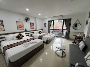 Habitación cuádruple Deluxe, vista a la ciudad