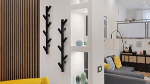 Una sala de estar moderna con un sofá, una mesa de centro y objetos decorativos.
