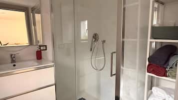 Dusche, Haartrockner, Handtücher