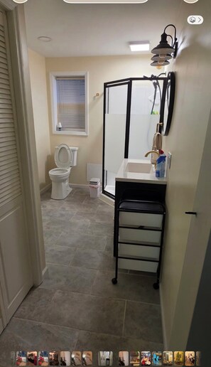 Ein Badezimmer mit Toilette, Waschbecken, Spiegel und Handtuchhalter.