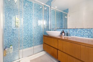 シャワー、ヘアドライヤー、タオル