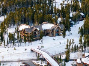 Eine Lodge mit mehreren Blockhütten, einer Seilbahn und einer verschneiten Landschaft.