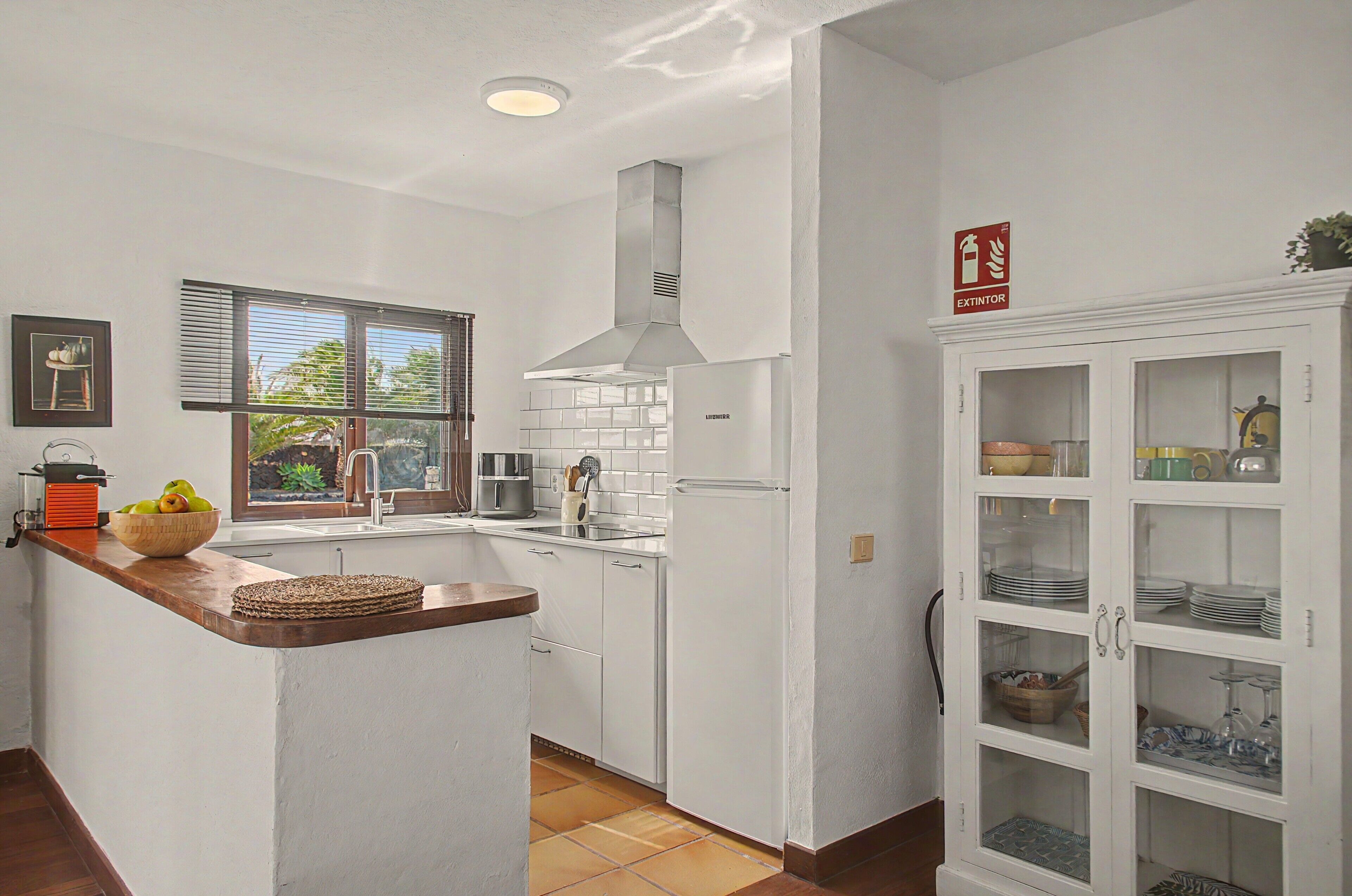 Coffee/tea maker, fridge, oven, stovetop