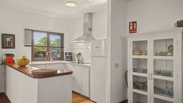 Coffee/tea maker, fridge, oven, stovetop