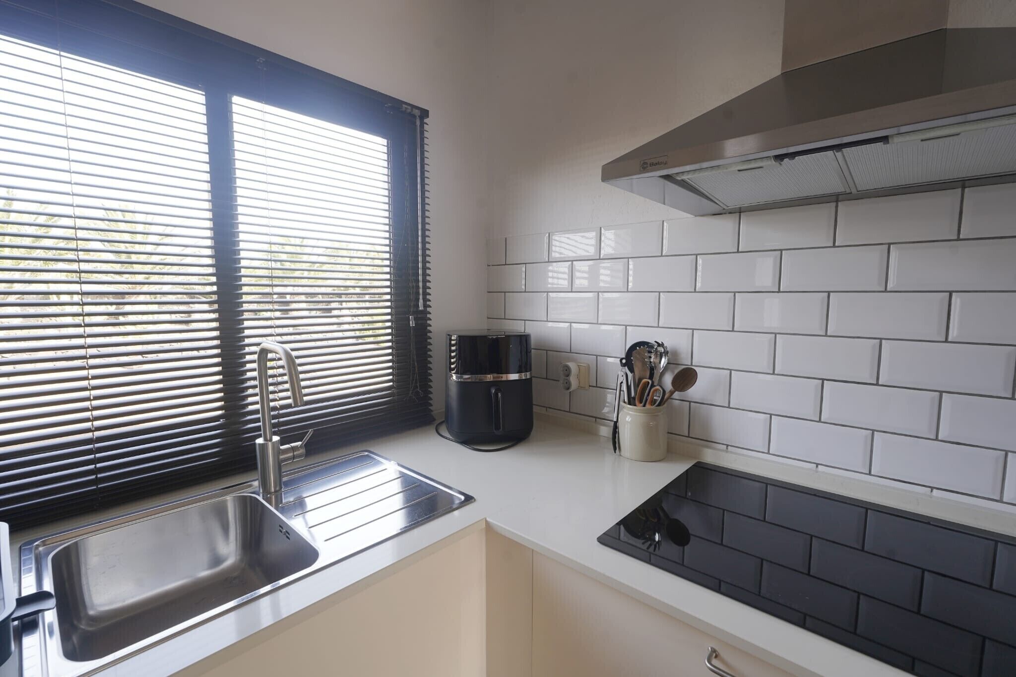 Coffee/tea maker, fridge, oven, stovetop